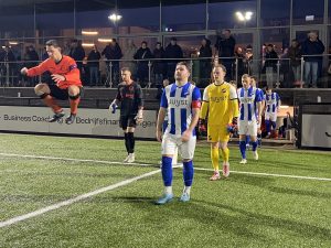 Enerverende derby, met knotsgekke slotfase, eindigt in gelijkspel. 1