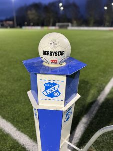 Enerverende derby, met knotsgekke slotfase, eindigt in gelijkspel.